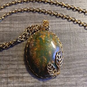 Elegant Green and Gold Pendant Necklace